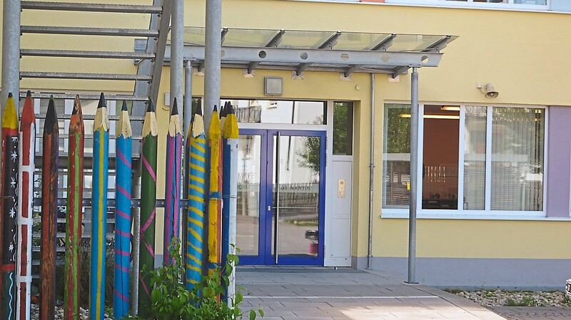 Im Hochsommer bietet der obere Pausenhof der Grundschüler keinen Sonnenschutz. Ein großflächiges Segel könnte eine Lösung sein.