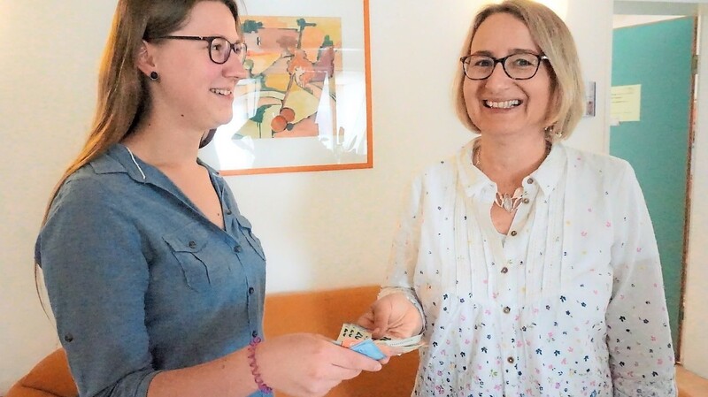 Claudia Sitzmann (links) von der Beratungsstelle für seelische Gesundheit übergab an Bettina Rappl, Verwalterin des Caritas-Hilfsfonds Mainburg, eine Spende.