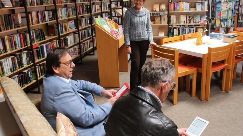 Bürgermeister Franz Wittmann (li.) und Stadtpfarrer Dr. Werner Konrad testen die Lektüre auf dem E-Reader.