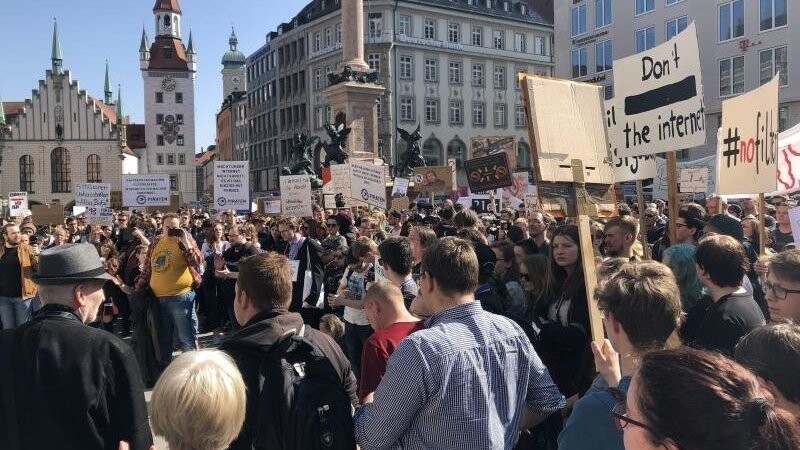 Zehntausende demonstrierten zuletzt auf dem Münchener Marienplatz gegen die geplante EU-Urheberrechtsreform.