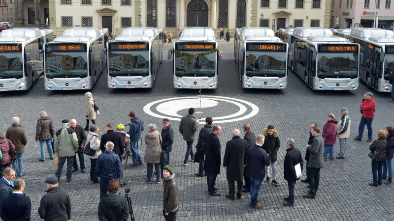 In Augsburg fahren keine Elektro-, sondern Erdgas-Busse - wie diese Modelle von Mercedes-Benz.