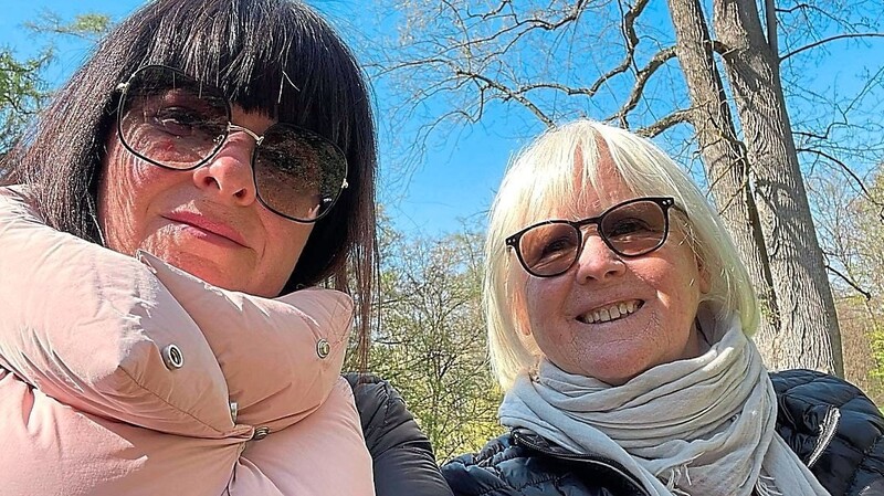 Nadja Gretz mit ihrer Mutter Irene Lang im Hofgarten. Dort wollen sie bald wieder gemeinsam Spazieren, Irene Lang mit ihrem Enkel spielen.