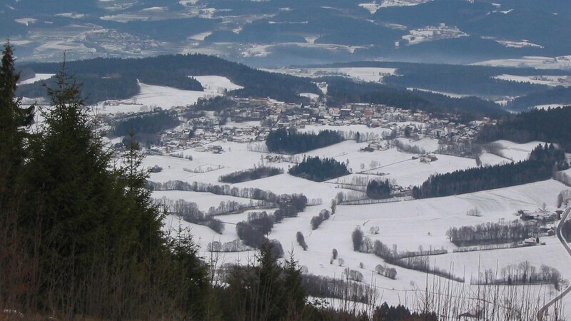Blick von der Bergstation des Schleppliftes nach Kollnburg hinüber.