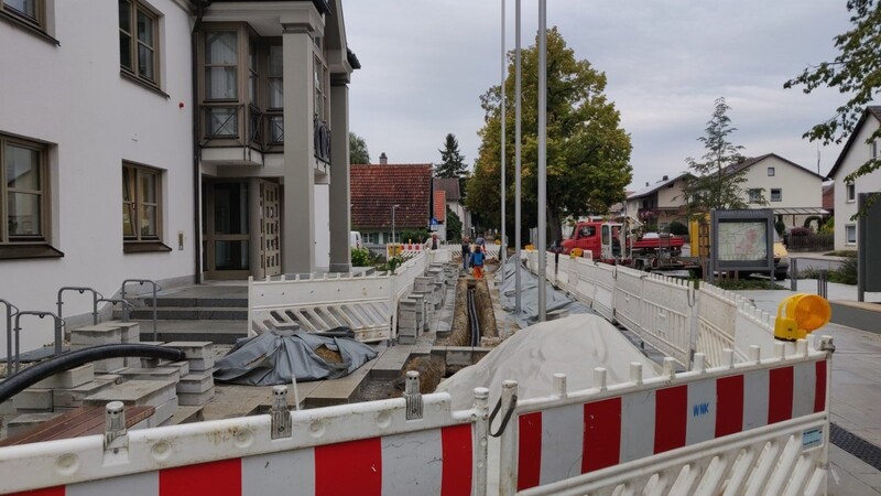 Bereits im vergangenen Herbst war die Neugestaltung des Vorplatzes abgeschlossen. Jetzt mussten Teile des Pflasters für Arbeiten der Telekom entfernt werden.