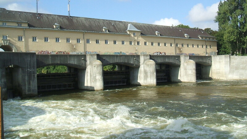 Das Oberföhringer Wehr steht seit 1924. Seit 2012 gibt es daneben eine Fischtreppe. Hierneis fordert, dass das Wehr zurückgebaut wird - damit es die Isar nicht komplett abriegelt.