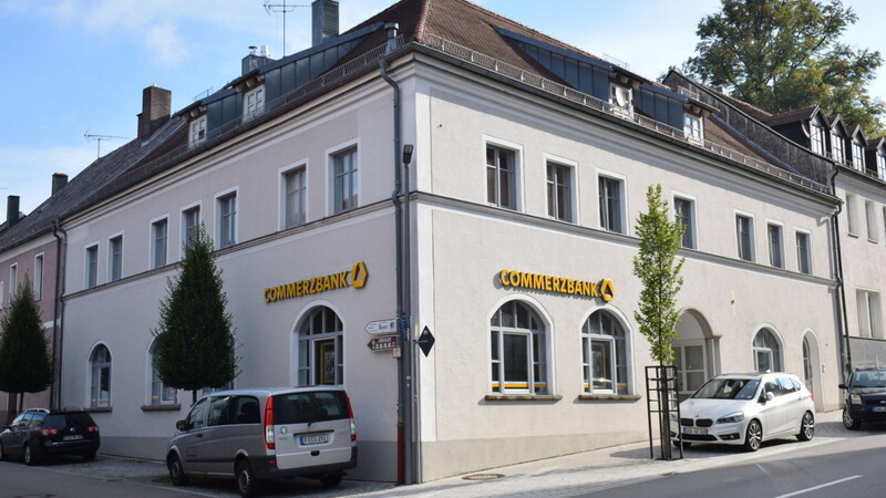 Mit einem neuen Bankhaus hat sich die Schmidtbank in den 1990er Jahren für den Standort Rötz starkgemacht. Dann wurde das Bankhaus von der Commerzbank übernommen. Nun gibt die Bank den Standort Rötz auf.