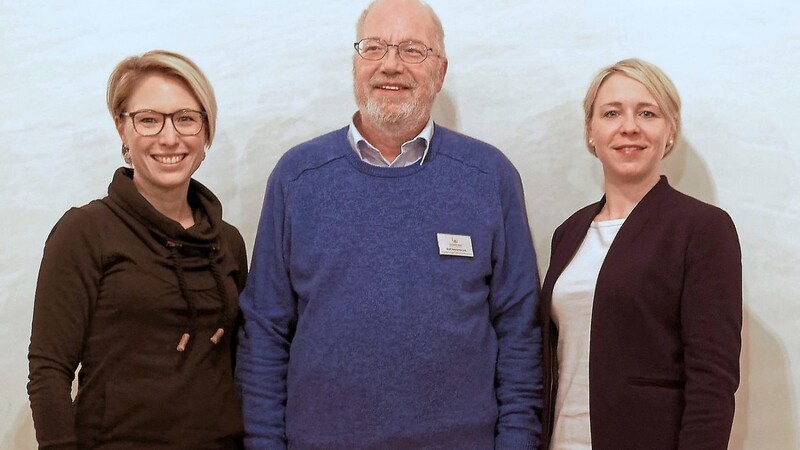 Diplompädagogin Andrea Ried, Rolf Fahnenbruck (Peer Berater) und Dr. Bettina Huber (Chefärztin der Schmerztherapie Osterhofen).