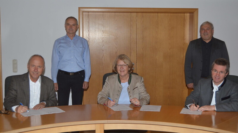Bei der Vertragsunterzeichnung mit den drei Bürgermeistern Josef Reff, Luise Hausberger und Johann Schreff sowie den beiden Geschäftsleitern Heribert Rötzer und Jakob Schref dahinter (jeweils von links).