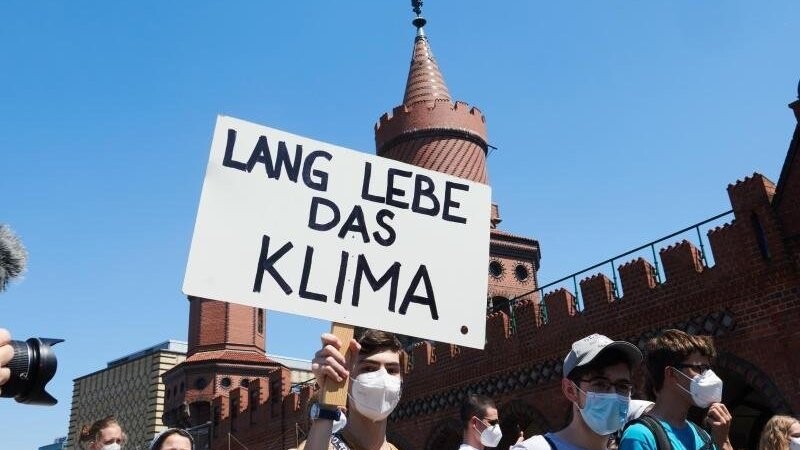 Nach pandemiebedingter Pause wollen wieder zahlreiche Anhänger der "Fridays for Future"-Bewegung weltweit für besseren Klimaschutz demonstrieren. (Archivbild)