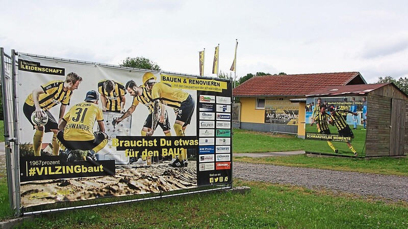 Vilzing baut: Die Ansage des Werbeplakates wird im Manfred-Zollner-Stadion in den kommenden Wochen wörtlich genommen.