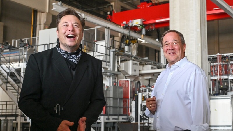 Armin Laschet (r.) besucht mit Tesla-Chef Elon Musk die Gigafactory von Tesla. Der Unionskanzlerkandiat nimmt den Besuch zum Anlass, um mehr Tempo am Industriestandort Deutschland anzumahnen.