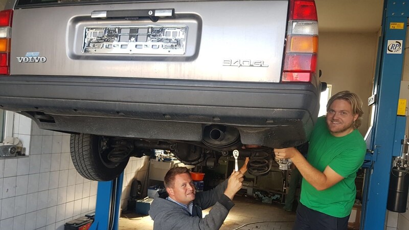 Herbert Feldbauer und sein Bruder reparieren den alten Volvo, mit dem auch Roy Black gefahren sein soll.