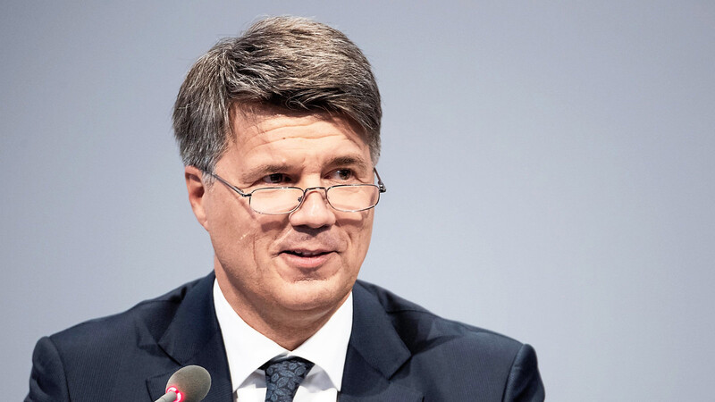 BMW-Chef Harald Krüger hat vor der Entscheidung über eine Verlängerung seines Vertrages ein schlechtes Zeugnis von den Aktionären bekommen.