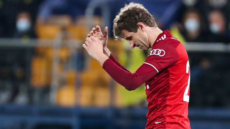 Thomas Müller vom FC Bayern München hebt nach der Niederlage in Villarreal enttäuscht die Arme.