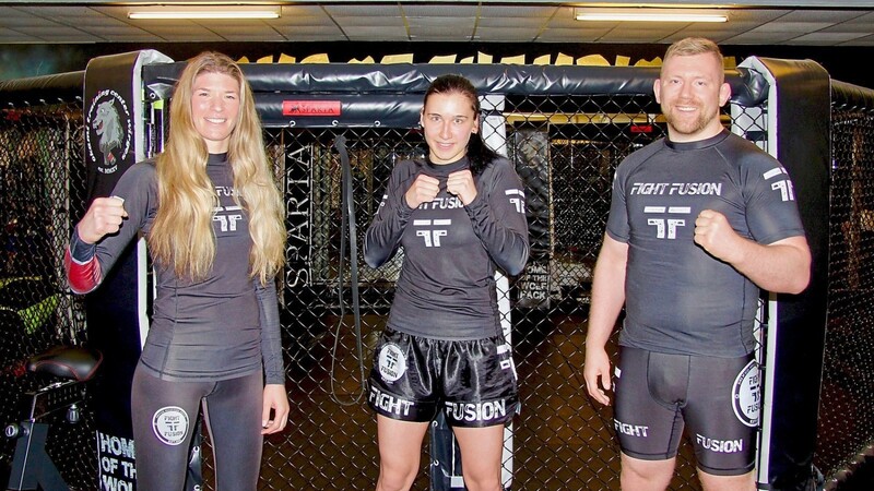 Miriam Schwarz (Mitte) mit den Trainern Hanna Rauch und Jan Zander, den Chefs von "Fight Fusion".