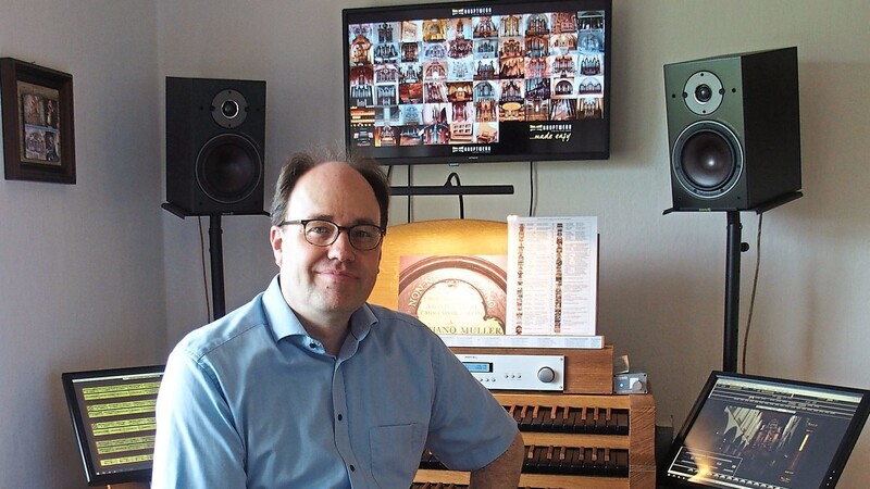 Christian Müller besitzt eine virtuelle Orgel. Insgesamt hat er mehr als 65 Orgeln in seinem Repertoire (siehe Bilder der einzelnen Orgeln im Monitor im Hintergrund).
