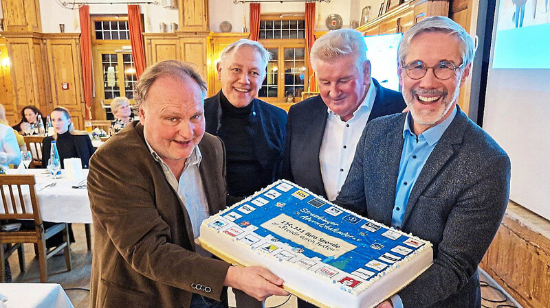 Verleger Prof. Martin Balle, Bürgermeister Dr. Albert Solleder, Vereinsvorsitzender Josef Stelzl und Kassier Ingbert Griesbauer bestaunten den als Scheck getarnten Kuchen.