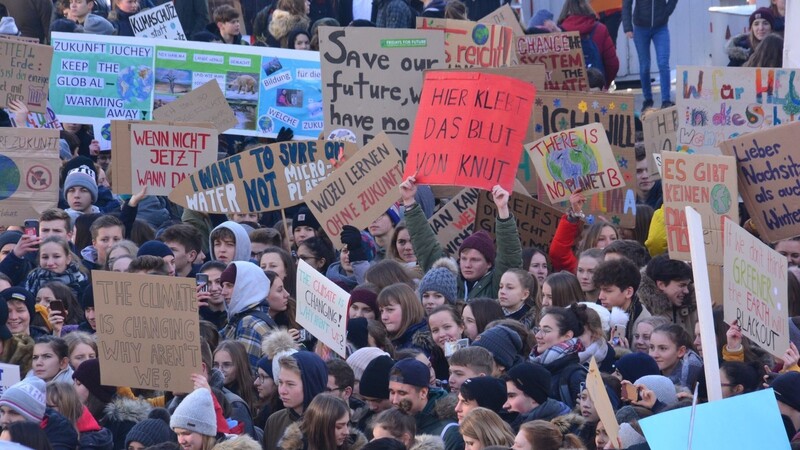 Fast schon Kult auf den "Fridays for Future"-Demos: die vielen kreativen und zum Teil sehr ironischen Plakate der Klimaschützer.