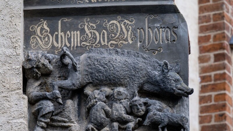 Eine als "Judensau" bezeichnete Schmähplastik ist an der Stadtkirche in Wittenberg in Sachsen-Anhalt zu sehen.
