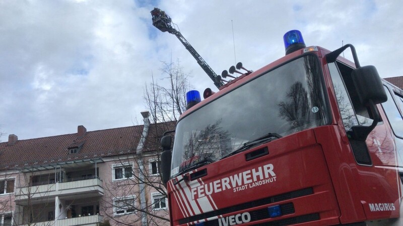 Am Montagnachmittag rückte ein Großaufgebot an Einsatzkräften wegen eines Brandes in einem Mehrfamilienhaus in Landshut aus.