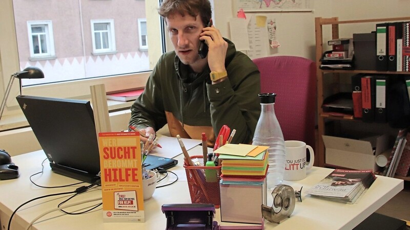Felix Domnick an seinem Schreibtisch bei der Beratung an der Crystal-Hotline von Drugstop.