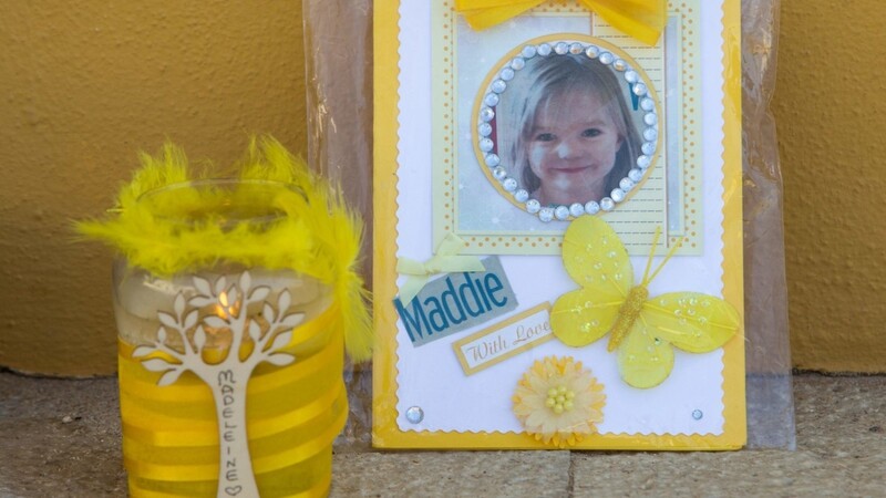 Eine Kerze und ein Porträtfoto von Madeleine McCann im Gedenken an die am 3. Mai 2007 im Alter von drei Jahren aus einer Ferienanlage verschwundene Maddie.