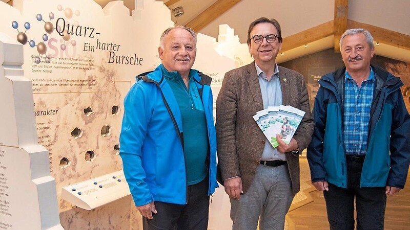 Viechtachs Bürgermeister Franz Wittmann (Mitte) freut sich zusammen mit den Wanderführern Walter Raith (li.) und Jakob Pellkofer auf eine erfolgreiche Wandersaison 2019.