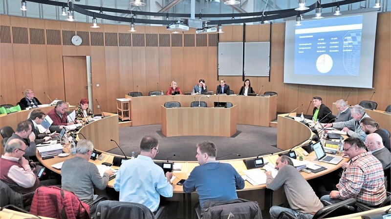 Den Stadträten über die Schulter geschaut: In einer mehrstündigen Sitzung wurde am Mittwoch der Haushalt für das kommende Jahr vorberaten.
