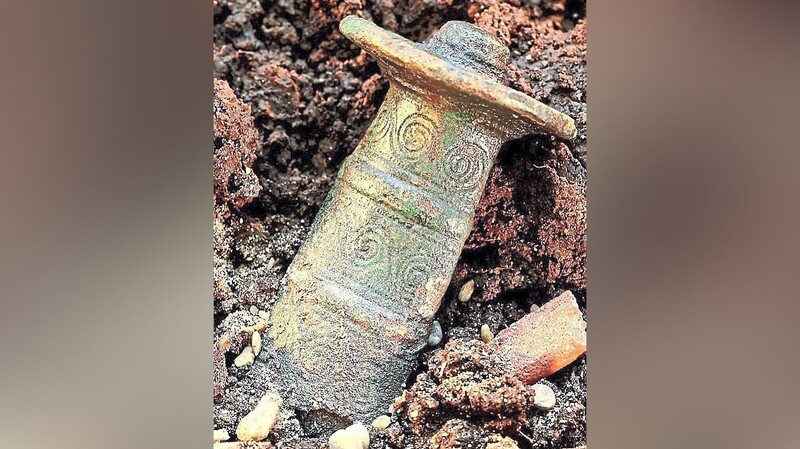 Der Knauf eines Schwertes aus der späten Bronzezeit, der Ära der Urnenfelder-Kultur.