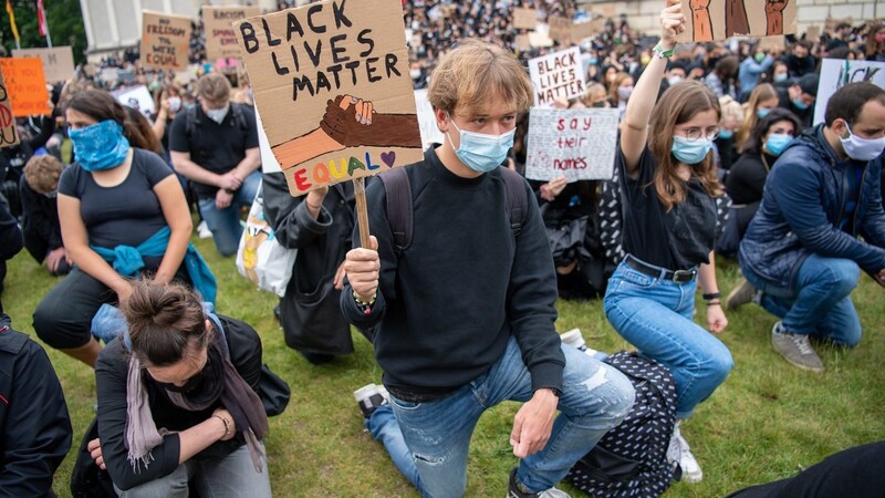Davon, wie groß die Veranstaltungen in vielen Städten wurden, waren laut eigenen Angaben auch Behörden und Veranstalter überrascht. In München versammelten sich 25.000 Menschen unter dem Motto "Black Lives Matter".