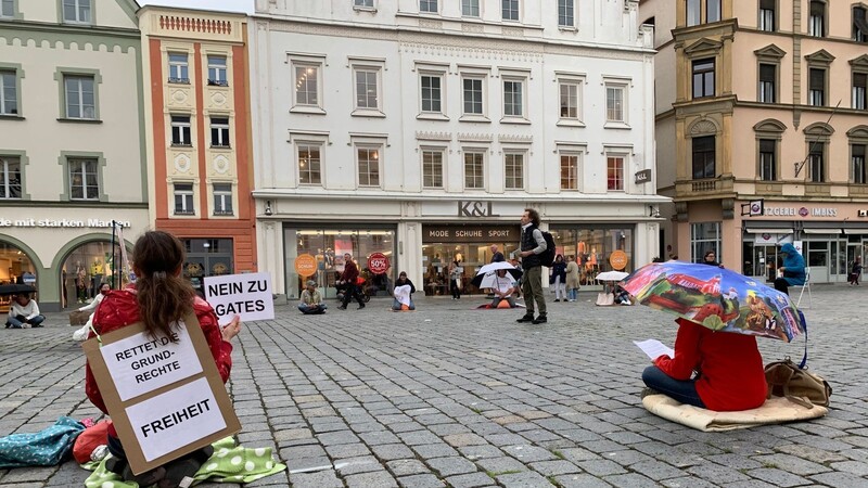 Demo auf Abstand: Von den Postern abgesehen, gibt es bei den Mahnwachen in Straubing keine politischen Äußerungen. Es wird konsequent geschwiegen.