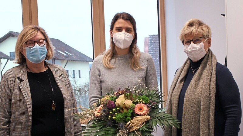 Schulleiterin Elfriede Meier (rechts) und Klassenleiterin Andrea Sandweger (links) hießen die neue Sozialpädagogin der Pfarrer-Huber-Schule, Simone Allmeier, mit einem Blumenstrauß willkommen.