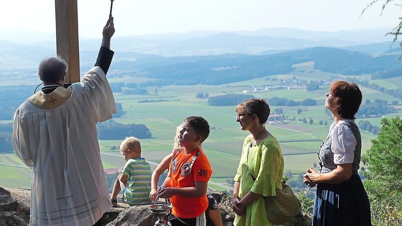 Pfarrer Franz Merl segnete das Kreuz. Vom Gipfel aus eröffnet sich ein herrliches Panorama.