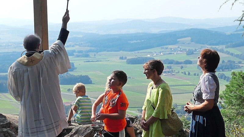Pfarrer Franz Merl segnete das Kreuz. Vom Gipfel aus eröffnet sich ein herrliches Panorama.