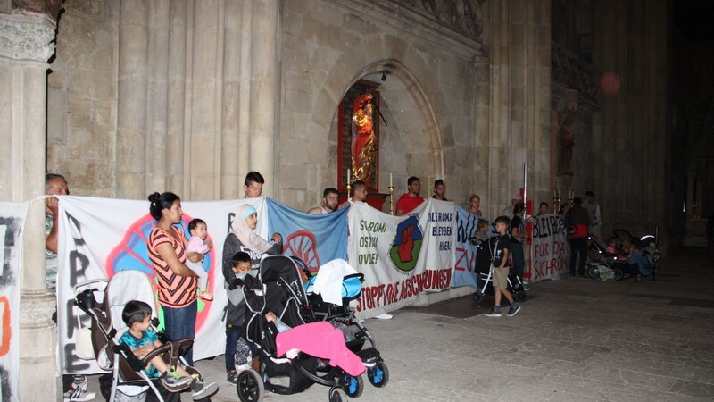 Vor dem Regensburger Dom hoffen acht Familien aus dem Balkan auf Kirchenasyl.