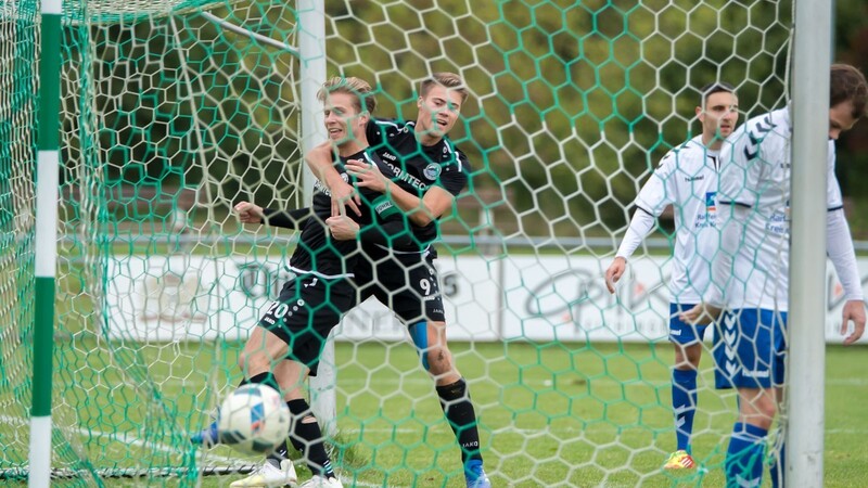 Bogens Stürmer Lukas Käufl (zweiter von links) freut sich mit dem Torschützen Balthasar Sabadus über den Treffer zur 2:1-Führung beim TSV Bad Abbach.