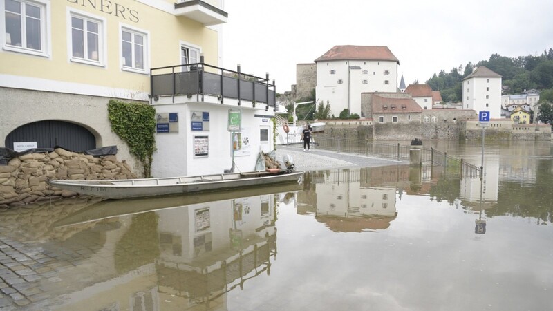 Sandsäcke-Barrikaden sollen am Sonntag in Passau das Eindringen der Fluten in die Häuser verhindern.
