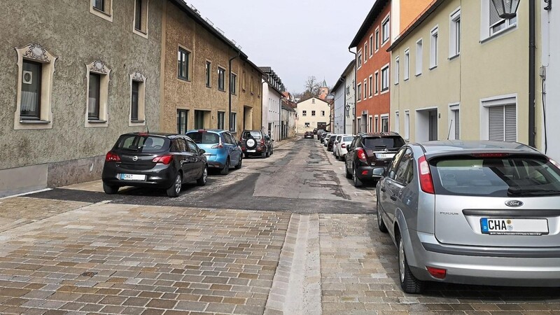 So wie bei der Mondscheinstraße begonnen, wird auch die Herrenstraße komplett gepflastert. Rechts der breite Gehweg, der auch als Parkstreifen dient.