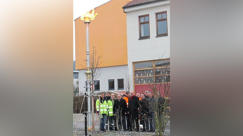 Bürgermeister Hans Eichstetter mit Vertretern der Bayernwerk Netz GmbH und Bauarbeitern beim Entzünden der ersten Flamme.  Foto: