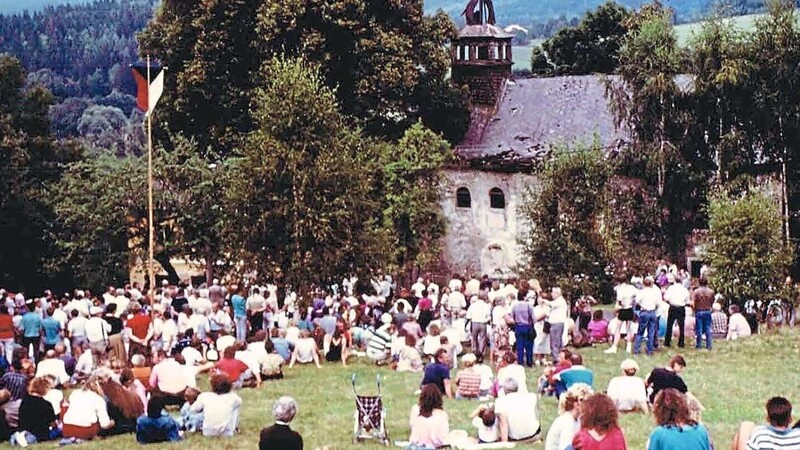 Vor der noch völlig zerstörten Kirche Zur Schmerzhaften Mutter Gottes feierten Deutsche und Tschechen bereits 1990 einen Gottesdienst.