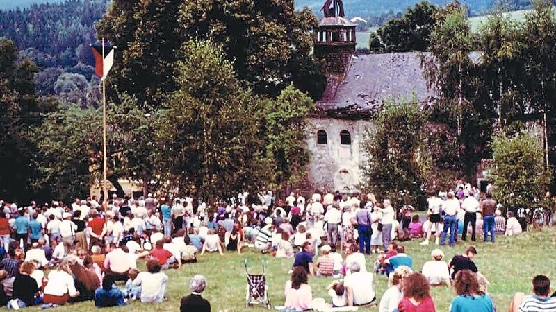 Vor der noch völlig zerstörten Kirche Zur Schmerzhaften Mutter Gottes feierten Deutsche und Tschechen bereits 1990 einen Gottesdienst.