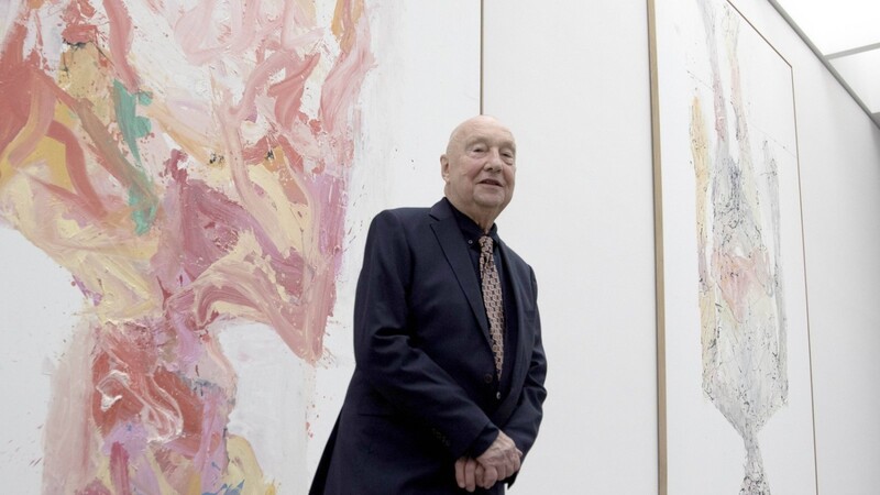 Im Juni 2019 hat Georg Baselitz den Bayerischen Staatsgemäldesammlungen sechs riesige Gemälde und eine Plastik vermacht. Den Saal, der allein dem Künstler gewidmet war, gibt es nicht mehr, aber man findet in der neuen Dauerausstellung "Mix & Match" durchaus Werke des streitbaren Malers. R.