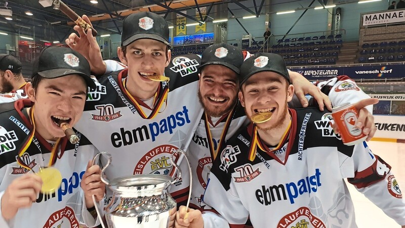 OH, WIE IST DAS SCHÖN ! Die Landshuter Kufenflitzer sicherten sich mit einem 4:2-Erfolg in Tilburg den Titel in der Eishockey-Oberliga und präsentieren mage-stolz und überglücklich die Goldmedaillen sowie den Meister-Pokal.