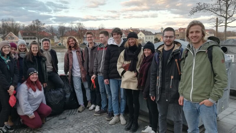 Bei "Team up to clean up" treffen sich in Regensburg regelmäßig junge Leute, um die Stadt aufzuräumen.