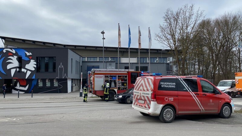 Am Mittwochnachmittag kam es am Straubinger Eisstadion zu einem Feuerwehreinsatz.