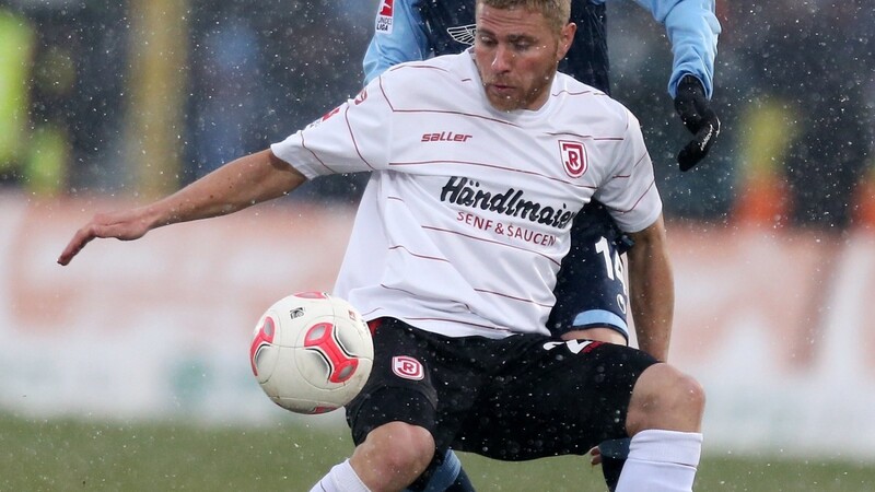 Tim Erfen, hier für den SSV Jahn Regensburg am Ball, spielt ab sofort für den SV Donaustauf.