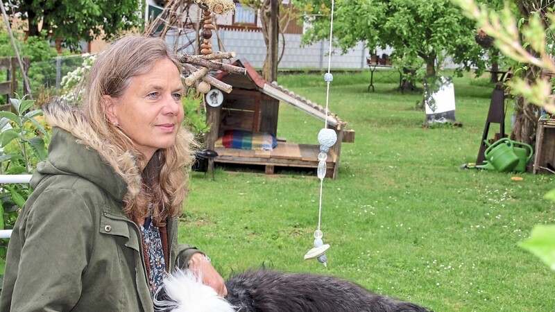 Simone Voß ist oft draußen im Garten, den sie gerne kreativ gestaltet. Seit kurzem hat sie einen Hund, den sie Pitou nennt. Auch ihre Tochter Wenke war ein großer Tierfreund.
