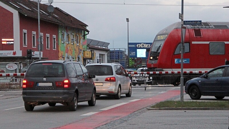 Der Bahnübergang an der Straubinger Straße sorgt bei geschlossenen Schranken regelmäßig für Staus in der Unteren Stadt.