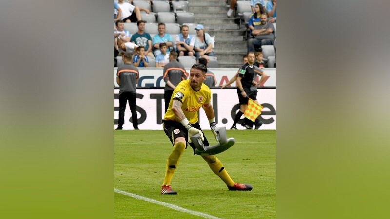 Im Relegations-Rückspiel beim TSV 1860 München musste Philipp Pentke nicht nur Bälle halten. (Foto: dpa)