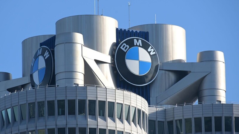 Das BMW-Logo auf dem Firmensitz des Automobilherstellers in München.